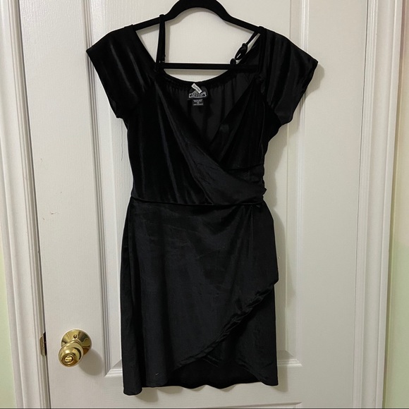 BLACK MINI VELVET DRESS - Picture 1 of 1